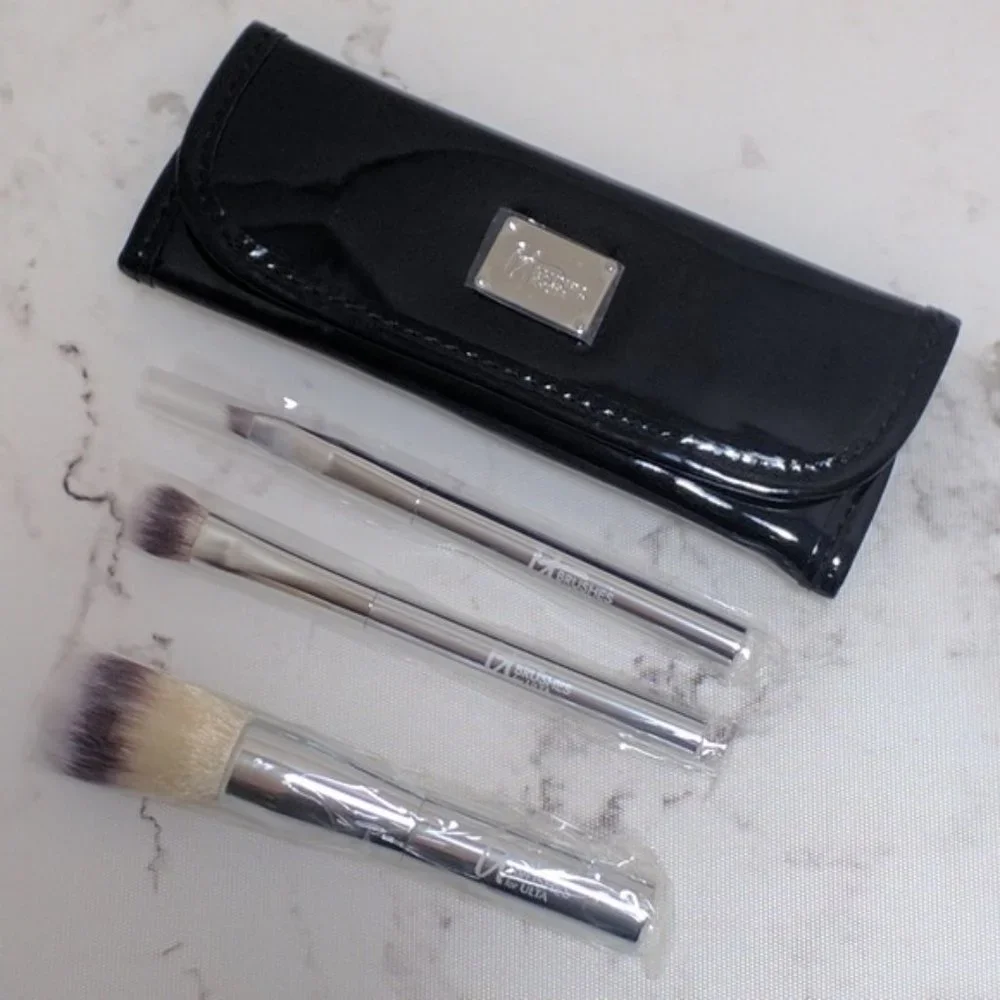 It Cosmetics for Ulta Travel Beautiful Basics Brush Set